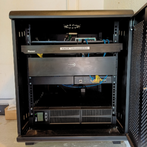 Gabinete de telecomunicaciones instalado