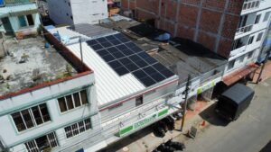 Instalación de sistema solar fotovoltaico en Supermercado La Octava Esmeralda