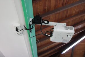 Puntos eléctricos dobles instalados en aula