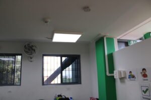 Canalización eléctrica protegida en aula