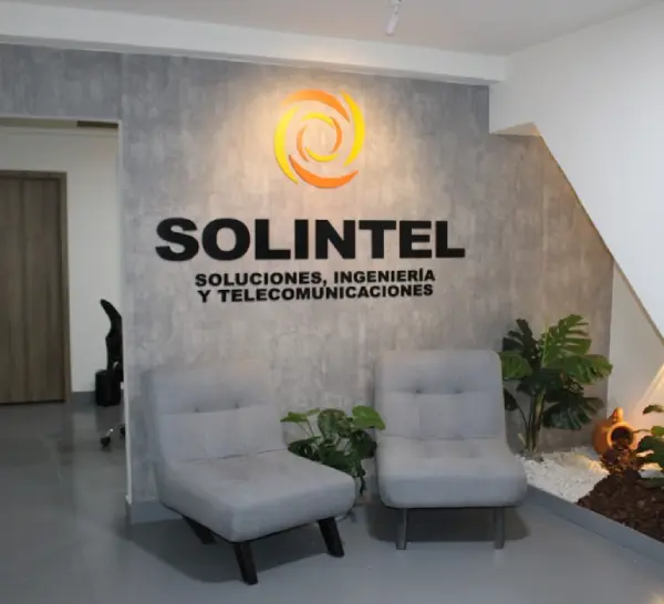 Ingenieros de Solintel de Colombia revisando planos eléctricos en obra en Floridablanca, Santander